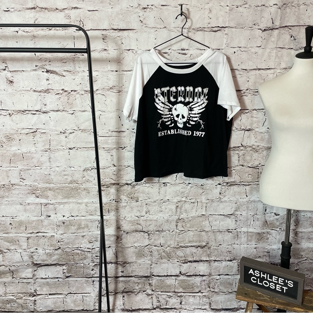 NWT Zoe + Liv Women’s Plus Size Graphic Tee - Size 2X